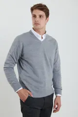 Sweater de tejido de punto con escote en V y manga larga, con puños y ruedo acanalados.