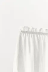 Shorts de tiro medio de tejido pointelle color blanco, con cintura elástica fruncida y diseño abullonado tipo globo en las piernas.