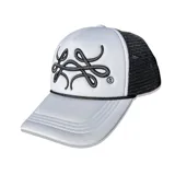 Gorra trucker gris con paneles frontales blancos y paneles traseros de rejilla negra. Presenta un logo bordado en el panel frontal y una cuerda decorativa en la base de la corona.