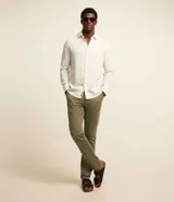 Pantalón de sarga para hombre, de corte recto y ajuste cómodo. Presenta cintura fija con trabillas para cinturón, cierre frontal con cremallera y botón, y bolsillos laterales y traseros.