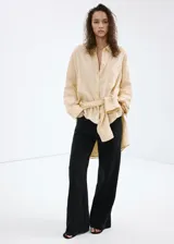Pantalón de corte recto confeccionado en tejido de bambula de algodón, tiro regular y perneras amplias.