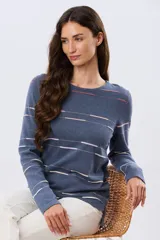 Buzo de tejido de punto de algodón en color azul, con cuello redondo, manga larga y diseño de líneas finas horizontales con detalles en tonos rosados y beige.