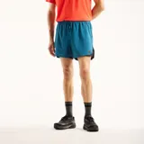 Short de running New Balance modelo RC Essentials, color azul, con cintura elástica y cordón ajustable.
