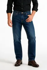 Pantalón jean de corte skinny y tiro bajo, color azul oscuro con costuras en contraste.