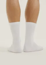 Kit de dos pares de medias de caño medio en color blanco, con diseño básico y tejido suave.