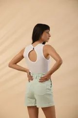 Short color verde agua, de tiro alto con pinzas y bolsillos laterales.