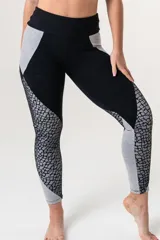 Calza deportiva negra con recortes laterales en gris y estampado reptil. Confeccionada en lycra y algodón elastizado, con faja abdominal de doble tela.