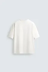 Camiseta de manga corta y cuello redondo, color marrón oscuro, con un pequeño bordado en el pecho.