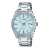 Reloj analógico Casio con caja y malla de acero inoxidable plateado. Presenta una esfera de color celeste claro con acabado texturizado, índices y manecillas plateadas, y ventana de fecha a las 3.
