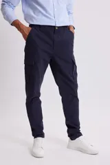 Pantalón cargo de corte ajustado en color azul marino, con bolsillos laterales tipo cargo y cierre frontal.