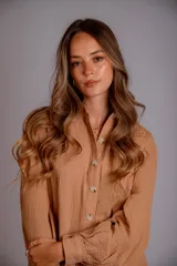 Camisa color beige de muselina con bordado en la parte delantera y manga globo con puño.