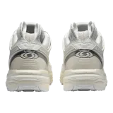 Championes Salomon ACS Pro de diseño técnico y deportivo, color blanco con detalles plateados y grises. Cuentan con un exterior de malla y estructura de soporte sintética, sistema de ajuste rápido y suela chunky con tecnología de amortiguación.
