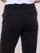Pantalón jogger verde militar de Zac & Rachel, con pretina ancha elastizada, lazo de ajuste, bolsillos inclinados en la delantera y dobladillo en los ruedos.