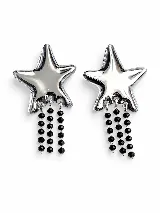 Aros colgantes con diseño de estrella en acrílico espejado color bronce y tiras de cadenas con cuentas negras facetadas.