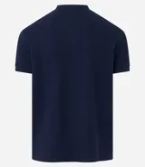 Polo de hombre de manga corta, color beige claro, con cuello mao y tapeta de dos botones.