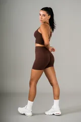 Short deportivo de tiro alto color marrón, con cintura ancha y frunce en la parte trasera.