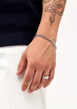 Pulsera de acero quirúrgico plateado con eslabones tipo 3 y 1.