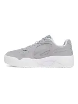Championes Under Armour modelo Court Anatomix, color gris con detalles en blanco. Presentan una parte superior de gamuza resistente con revestimientos sintéticos, entresuela de EVA acolchada y suela de goma gruesa para mayor tracción.