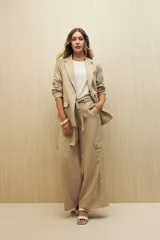 Pantalón de tiro alto color ladrillo, de corte ancho y con cinturón de la misma tela.