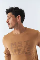 Remera de manga larga negra con estampado rectangular en el frente con letras grises. Corte recto y cuello redondo.