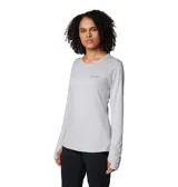 Remera de manga larga Columbia, color gris, con cuello redondo y orificios para los pulgares en los puños. Presenta tecnología de protección solar y absorción de humedad, con logo de la marca estampado en el pecho.