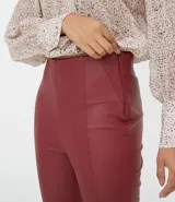 Pantalón legging de poliuretano color borgoña.