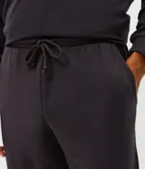 Pijama largo masculino Viko de punto texturizado, compuesto por una remera de manga larga con cuello redondo y un pantalón largo con cintura elástica. Confeccionado en mezcla de poliéster, viscosa y elastano.