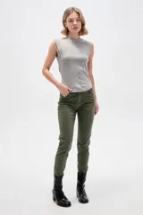 Remera de lyocell, sin mangas, al cuerpo y con cuello alto.