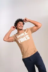 Remera tostada Original Penguin de manga corta y cuello redondo, con estampado frontal "Chill Vibes" en color blanco.