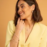 Pulsera semirrígida de plata 925 compuesta por tres cadenas de diferentes estilos: una cadena de eslabones ovalados, una cadena de esferas pequeñas y una cadena de eslabones tipo rolo.