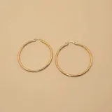 Aros tipo argolla de oro 18k con diseño torneado y acabado brillante.