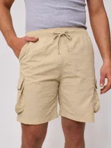 Bermuda cargo Rusty de corte recto, confeccionada en poliamida con acabado texturizado. Presenta cintura elástica con cordón de ajuste, bolsillos laterales tipo cargo con solapa y bolsillos frontales.