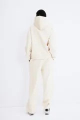 Buzo con capucha de doble capa, hombros caídos y bolsillo canguro frontal. Presenta puños y bajo acanalados.