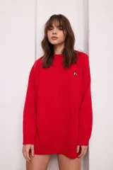 Sweater de punto color borgoña con cuello redondo y bordado de durazno en el pecho.