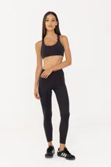 Calza deportiva negra de tiro alto y largo hasta el tobillo.