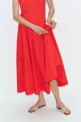 Vestido midi de popelín confeccionado en algodón, color marrón, con escote cuadrado, tirantes anchos y diseño acampanado con paneles godets. Cuenta con cierre lateral de cremallera oculta.