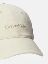 Gorra de béisbol de algodón con diseño de seis paneles, ojales bordados para ventilación y logo de la marca bordado en el frente. Cuenta con cierre metálico ajustable en la parte posterior.