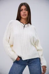 Sweater blanco de punto trenzado, con cuello redondo y mangas largas.