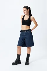 Top deportivo blanco de diseño seamless con escote en V y breteles anchos.