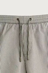 Short de baño confeccionado en tejido técnico con patrón de rayas verticales en tonos azul marino y blanco, con cintura elástica ajustable mediante cordón y bolsillos laterales.