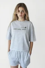 Remera gris de corte suelto con estampado frontal.