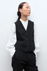 Chaleco sastrero de corte clásico, color negro, con cierre frontal de cuatro botones y escote en V.