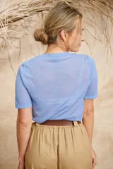 Remera color verde claro de hilo fino, con mangas cortas y cuello redondo.