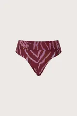 Calzón de bikini tipo faja, tiro alto, con estampado animal print tipo cebra en tonos bordó y rosado.