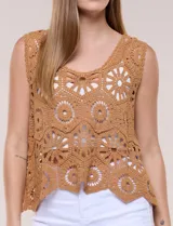 Top de crochet color beige, confeccionado en hilo de algodón con diseño calado de rosetones, escote redondo y silueta holgada sin mangas.