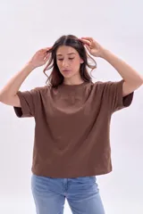 Remera marrón de manga corta con lavado especial, cuello redondo y corte holgado.