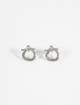 Aros de diseño circular con detalle de nudo en la parte superior, acabado en tono plateado.