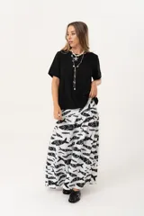 Blusa negra de corte holgado con mangas cortas.