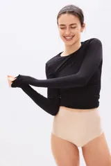 Pack de dos bombachas moldeadoras de tiro alto color nude, confeccionadas en microfibra con efecto invisible y ribetes cortados a láser.