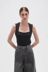Body de poliamida color blanco, con cuello cuadrado y breteles anchos. Diseño ajustado al cuerpo con cierre de broches en la parte inferior.